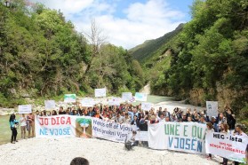 About 150 people protested near the construction side on the Bënçë River.